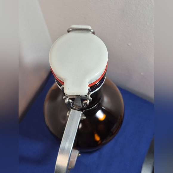 Muster Geschutzt 2L Amber Glass Beer Growler Aluminium Handle Swing Cap - Picture 5 of 9